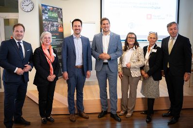 Am 23. September nahm Staatssekret&auml;r Alexander Pr&ouml;ll (m.) am #GemeinsamDigital Schulbesuch an der HLW19 in Wien teil. Im Bild mit Bundesminister Christoph Wiederkehr (m.l.).