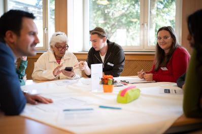 Am 23. September nahm Staatssekret&auml;r Alexander Pr&ouml;ll am #GemeinsamDigital Schulbesuch an der HLW19 in Wien teil. Im Bild mit Bundesminister Christoph Wiederkehr (l.).