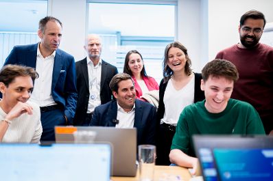 Am 6. Oktober 2026 besuchte Staatssekret&auml;r Alexander Pr&ouml;ll (5.v.r.) den Public AI Hackathon 2.0 in der AI Factory Austria.