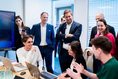 Am 6. Oktober 2026 besuchte Staatssekret&auml;r Alexander Pr&ouml;ll (5.v.r.) den Public AI Hackathon 2.0 in der AI Factory Austria.