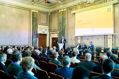 Am 8. Oktober 2026 hielt Staatssekret&auml;r Alexander Pr&ouml;ll (im Bild) eine Keynote bei der Taskforce KI in der Industriellenvereinigung.