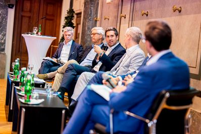 Am 8. Oktober 2026 hielt Staatssekret&auml;r Alexander Pr&ouml;ll (3.v.l.) eine Keynote bei der Taskforce KI in der Industriellenvereinigung.