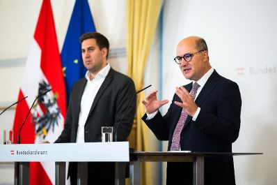 Am 16. Oktober 2026 gab Staatssekret&auml;r Alexander Pr&ouml;ll (l.) gemeinsam mit Gemeindebund-Pr&auml;sident Johannes Pressl (r.) eine Pressekonferenz zum Thema Gemeindedatenplattform.