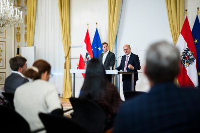 Am 16. Oktober 2026 gab Staatssekret&auml;r Alexander Pr&ouml;ll (l.) gemeinsam mit Gemeindebund-Pr&auml;sident Johannes Pressl (r.) eine Pressekonferenz zum Thema Gemeindedatenplattform.