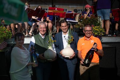 Am 14. August 2026 nahm Staatssekret&auml;r Alexander Pr&ouml;ll (m.r.) an der Er&ouml;ffnung des Zwiebelfestes 2026 in Laa an der Thaya teil. Im Bild gemeinsam mit B&uuml;rgermeisterin Brigitte Ribisch (l.), Landesrat Anton Kasser (m.l.) und Regionsobmann Manfred Schulz (r.).