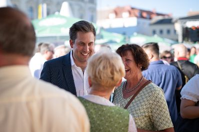 Am 14. August 2026 nahm Staatssekret&auml;r Alexander Pr&ouml;ll (l.) an der Er&ouml;ffnung des Zwiebelfestes 2026 in Laa an der Thaya teil.