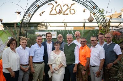 Am 14. August 2026 nahm Staatssekret&auml;r Alexander Pr&ouml;ll (4.v.l.) an der Er&ouml;ffnung des Zwiebelfestes 2026 in Laa an der Thaya teil. Im Bild gemeinsam mit B&uuml;rgermeisterin Brigitte Ribisch (m.), Landesrat Anton Kasser (m.r.) und Regionsobmann Manfred Schulz (4.v.r.).