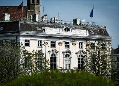 &Ouml;sterreichisches Bundeskanzleramt am Ballhausplatz in Wien im Fr&uuml;hling.