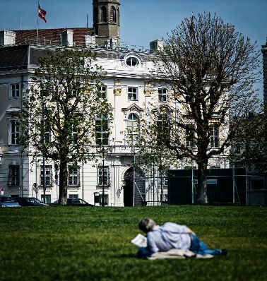 &Ouml;sterreichisches Bundeskanzleramt am Ballhausplatz in Wien im Fr&uuml;hling.