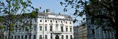 &Ouml;sterreichisches Bundeskanzleramt am Ballhausplatz in Wien im Fr&uuml;hling.