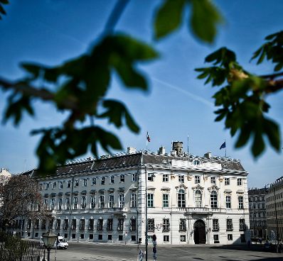 &Ouml;sterreichisches Bundeskanzleramt am Ballhausplatz in Wien im Fr&uuml;hling.