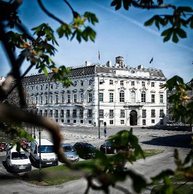 &Ouml;sterreichisches Bundeskanzleramt am Ballhausplatz in Wien im Fr&uuml;hling.