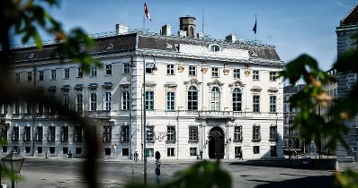 &Ouml;sterreichisches Bundeskanzleramt am Ballhausplatz in Wien im Fr&uuml;hling.