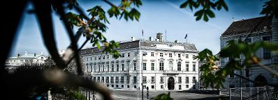 &Ouml;sterreichisches Bundeskanzleramt am Ballhausplatz in Wien im Fr&uuml;hling.