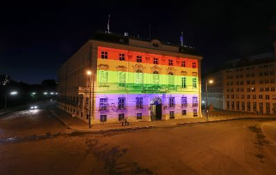 Am 14. Juni 2017 wurde das Bundeskanzleramt anl&auml;sslich der Regenbogenparade beleuchtet.