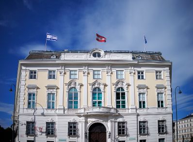&Ouml;sterreichisches Bundeskanzleramt am Ballhausplatz in Wien mit israelische Beflaggung.