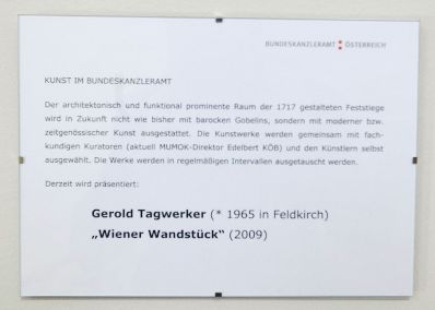 Infotafel zu dem Werk &quot;Wiener Wandst&uuml;ck&quot; von Gerold Tagwerker ausgestellt auf der Feststiege im Bundeskanzleramt im Jahr 2009.