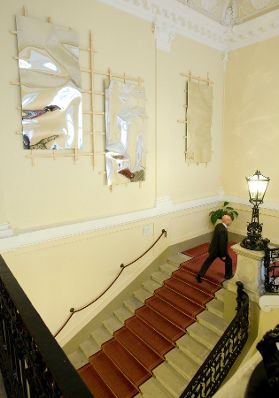 Das Werk &quot;Wiener Wandst&uuml;ck&quot; von Gerold Tagwerker ausgestellt auf der Feststiege im Bundeskanzleramt im Jahr 2009.