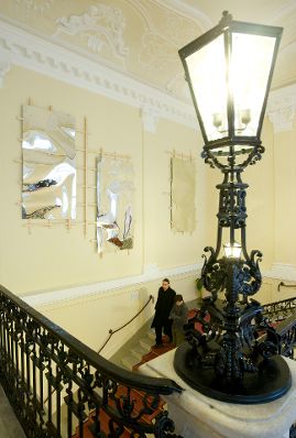 Das Werk &quot;Wiener Wandst&uuml;ck&quot; von Gerold Tagwerker ausgestellt auf der Feststiege im Bundeskanzleramt im Jahr 2009.