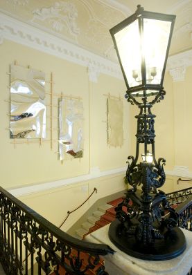 Das Werk &quot;Wiener Wandst&uuml;ck&quot; von Gerold Tagwerker ausgestellt auf der Feststiege im Bundeskanzleramt im Jahr 2009.