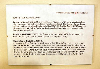 Infotafel zu dem Werk &quot;Extension / Outshine&quot; von Brigitte Kowanz ausgestellt auf der Feststiege im Bundeskanzleramt im Jahr 2010.