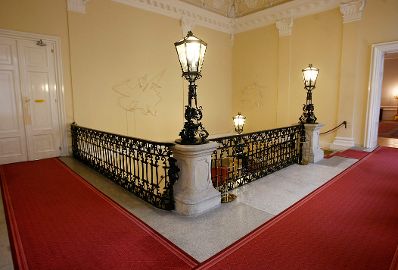 Das Werk &quot;Extension / Outshine&quot; von Brigitte Kowanz ausgestellt auf der Feststiege im Bundeskanzleramt im Jahr 2010.