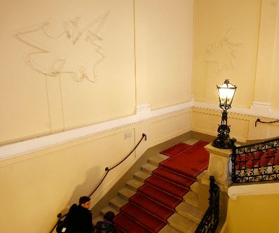 Das Werk &quot;Extension / Outshine&quot; von Brigitte Kowanz ausgestellt auf der Feststiege im Bundeskanzleramt im Jahr 2010.