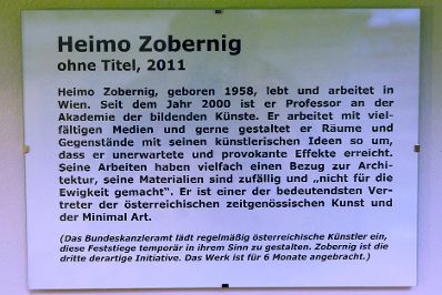 Infotafel zu dem Werk &quot;Ohne Titel&quot; von Heimo Zobernig ausgestellt auf der Feststiege im Bundeskanzleramt im Jahr 2011.
