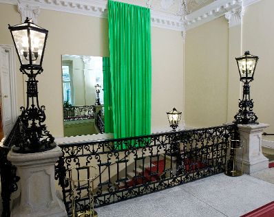 Das Werk &quot;Ohne Titel&quot; von Heimo Zobernig ausgestellt auf der Feststiege im Bundeskanzleramt im Jahr 2011.