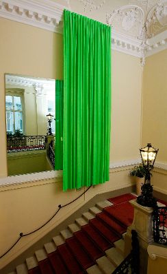 Das Werk &quot;Ohne Titel&quot; von Heimo Zobernig ausgestellt auf der Feststiege im Bundeskanzleramt im Jahr 2011.