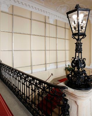 Das Werk &quot;Ohne Titel&quot; von Josef Dabernig ausgestellt auf der Feststiege im Bundeskanzleramt im Jahr 2012.