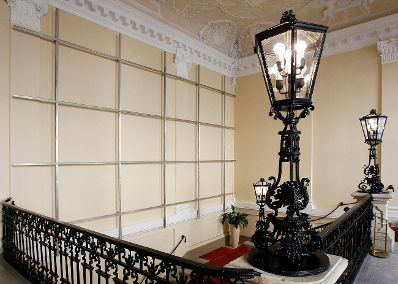 Das Werk &quot;Ohne Titel&quot; von Josef Dabernig ausgestellt auf der Feststiege im Bundeskanzleramt im Jahr 2012.