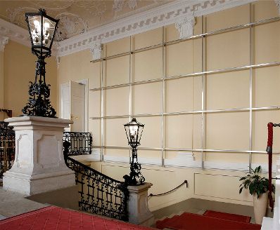 Das Werk &quot;Ohne Titel&quot; von Josef Dabernig ausgestellt auf der Feststiege im Bundeskanzleramt im Jahr 2012.