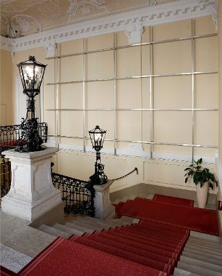 Das Werk &quot;Ohne Titel&quot; von Josef Dabernig ausgestellt auf der Feststiege im Bundeskanzleramt im Jahr 2012.