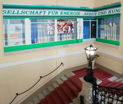 Das Werk &quot;GEAK&quot; von Maja Vukoje ausgestellt auf der Feststiege im Bundeskanzleramt im Jahr 2013.