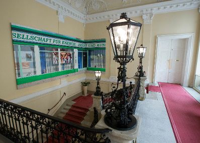 Das Werk &quot;GEAK&quot; von Maja Vukoje ausgestellt auf der Feststiege im Bundeskanzleramt im Jahr 2013.