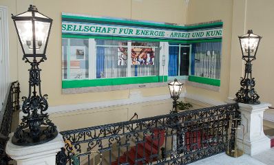 Das Werk &quot;GEAK&quot; von Maja Vukoje ausgestellt auf der Feststiege im Bundeskanzleramt im Jahr 2013.