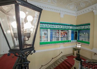 Das Werk &quot;GEAK&quot; von Maja Vukoje ausgestellt auf der Feststiege im Bundeskanzleramt im Jahr 2013.