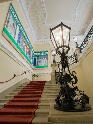 Das Werk &quot;GEAK&quot; von Maja Vukoje ausgestellt auf der Feststiege im Bundeskanzleramt im Jahr 2013.