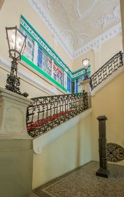 Das Werk &quot;GEAK&quot; von Maja Vukoje ausgestellt auf der Feststiege im Bundeskanzleramt im Jahr 2013.