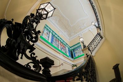 Das Werk &quot;GEAK&quot; von Maja Vukoje ausgestellt auf der Feststiege im Bundeskanzleramt im Jahr 2013.