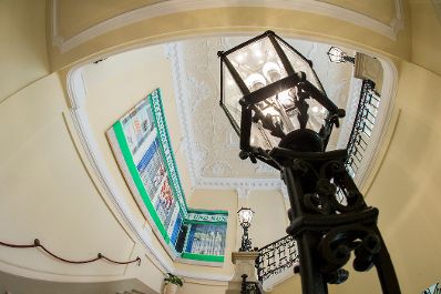 Das Werk &quot;GEAK&quot; von Maja Vukoje ausgestellt auf der Feststiege im Bundeskanzleramt im Jahr 2013.