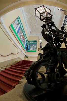 Das Werk &quot;GEAK&quot; von Maja Vukoje ausgestellt auf der Feststiege im Bundeskanzleramt im Jahr 2013.