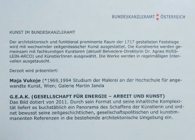 Infotafel zu dem Werk &quot;GEAK&quot; von Maja Vukoje ausgestellt auf der Feststiege im Bundeskanzleramt im Jahr 2013.
