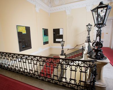 Die Werke &quot;Untitled (Hold) 26, 28 und 29&quot; von Florian Schmidt ausgestellt auf der Feststiege im Bundeskanzleramt im Jahr 2014.