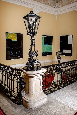 Die Werke &quot;Untitled (Hold) 26, 28 und 29&quot; von Florian Schmidt ausgestellt auf der Feststiege im Bundeskanzleramt im Jahr 2014.