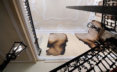 Die &quot;Brandakten&quot; ausgestellt auf der Feststiege im Bundeskanzleramt im Jahr 2015 im Rahmen der Ausstellung &quot;Idee Europa - 200 Jahre Wiener Kongress&quot;.