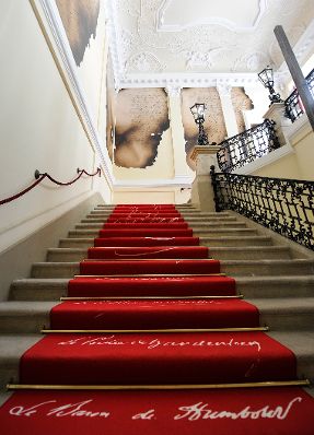 Die &quot;Brandakten&quot; ausgestellt auf der Feststiege im Bundeskanzleramt im Jahr 2015 im Rahmen der Ausstellung &quot;Idee Europa - 200 Jahre Wiener Kongress&quot;.