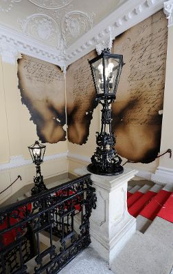 Die &quot;Brandakten&quot; ausgestellt auf der Feststiege im Bundeskanzleramt im Jahr 2015 im Rahmen der Ausstellung &quot;Idee Europa - 200 Jahre Wiener Kongress&quot;.