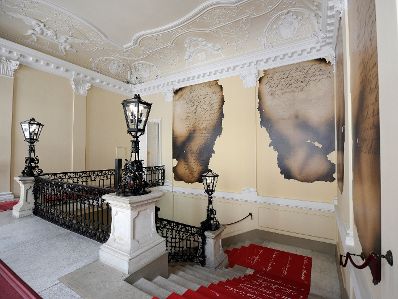 Die &quot;Brandakten&quot; ausgestellt auf der Feststiege im Bundeskanzleramt im Jahr 2015 im Rahmen der Ausstellung &quot;Idee Europa - 200 Jahre Wiener Kongress&quot;.